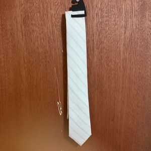 Pronto Uomo Classic White Tie with Subtle Stripes